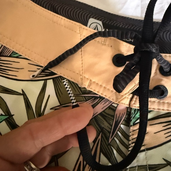 VOLCOM Tropical Print Men's Swim Shorts - Picture 10 of 10